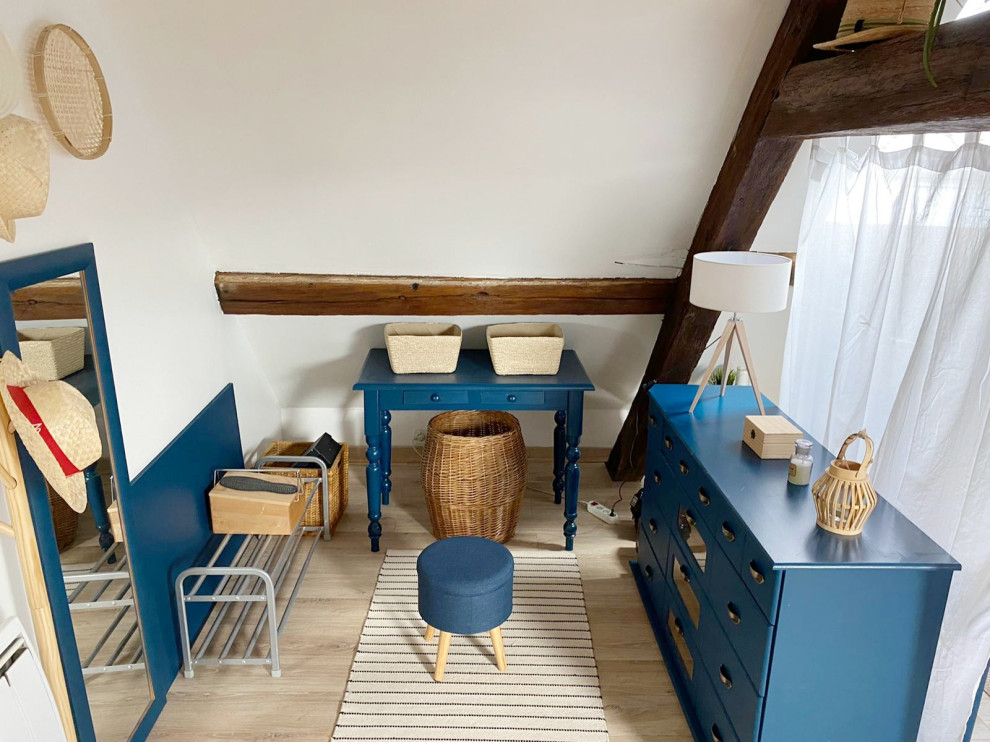 Источник вдохновения для домашнего уюта: маленькая гардеробная комната унисекс в стиле фьюжн с синими фасадами, полом из фанеры, коричневым полом и балками на потолке для на участке и в саду