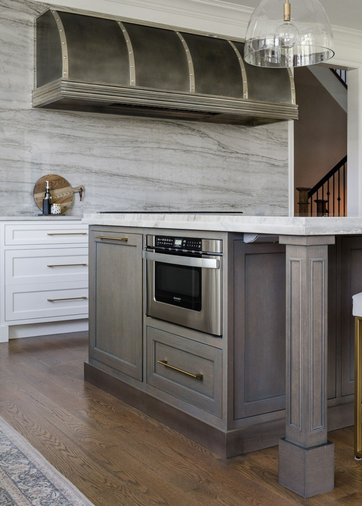 Immagine di una grande cucina con ante in stile shaker, paraspruzzi grigio, elettrodomestici in acciaio inossidabile, pavimento marrone, top grigio e ante in legno bruno