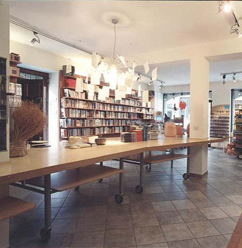 Uno spazio con più funzioni: negozio, libreria, centro riunioni