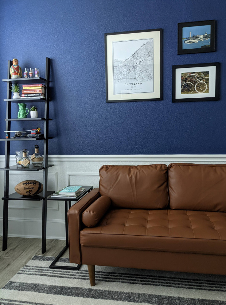 На фото: кабинет среднего размера в стиле ретро с синими стенами, полом из керамической плитки, отдельно стоящим рабочим столом и серым полом