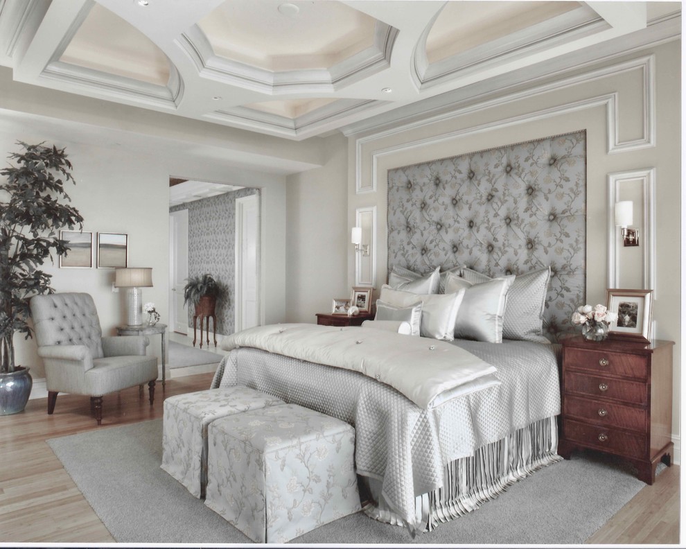 Cette photo montre une très grande chambre parentale chic avec un mur gris, parquet clair et un sol beige.