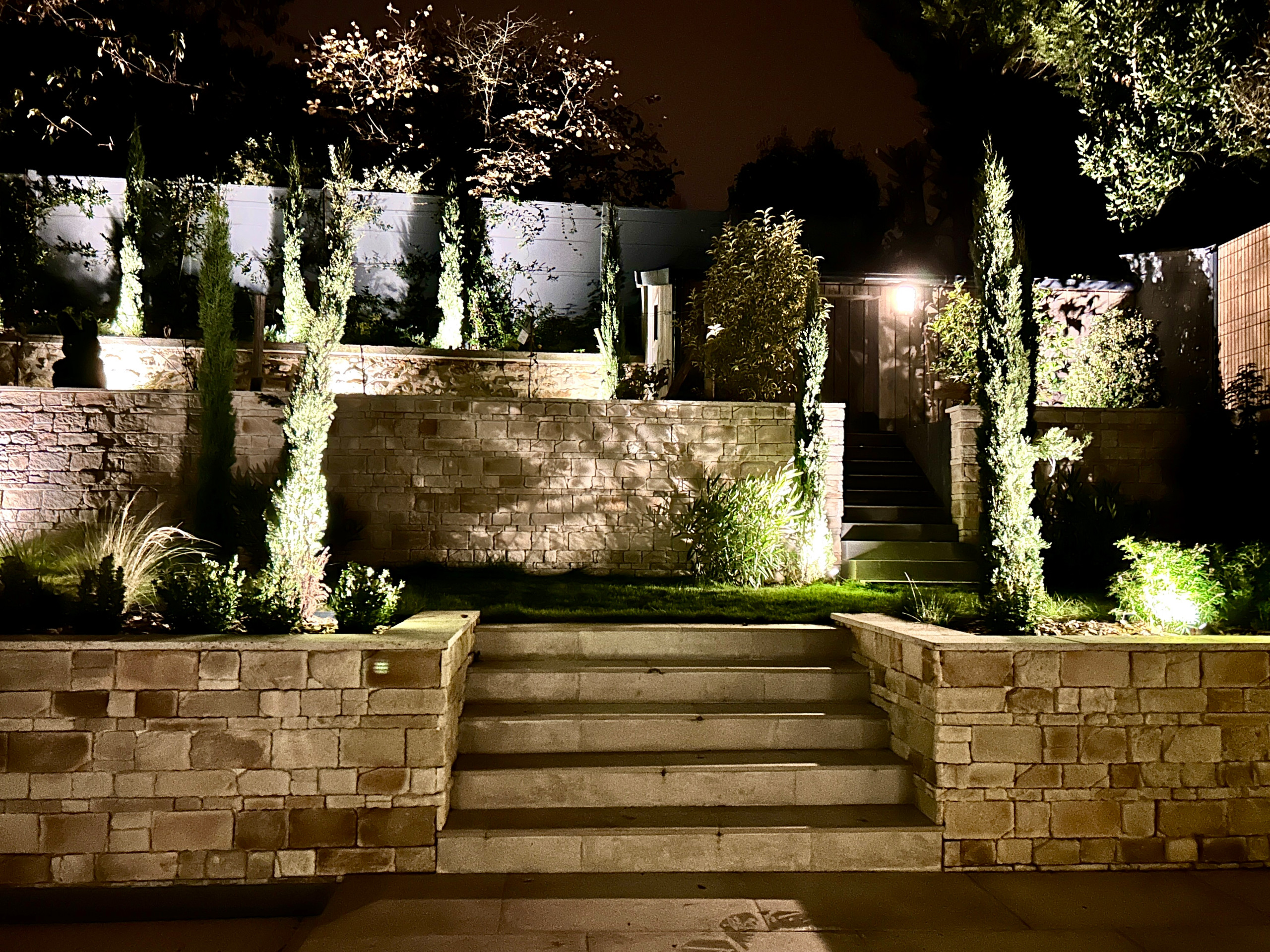 Un jardin en pente d'ambiance méditerranéenne