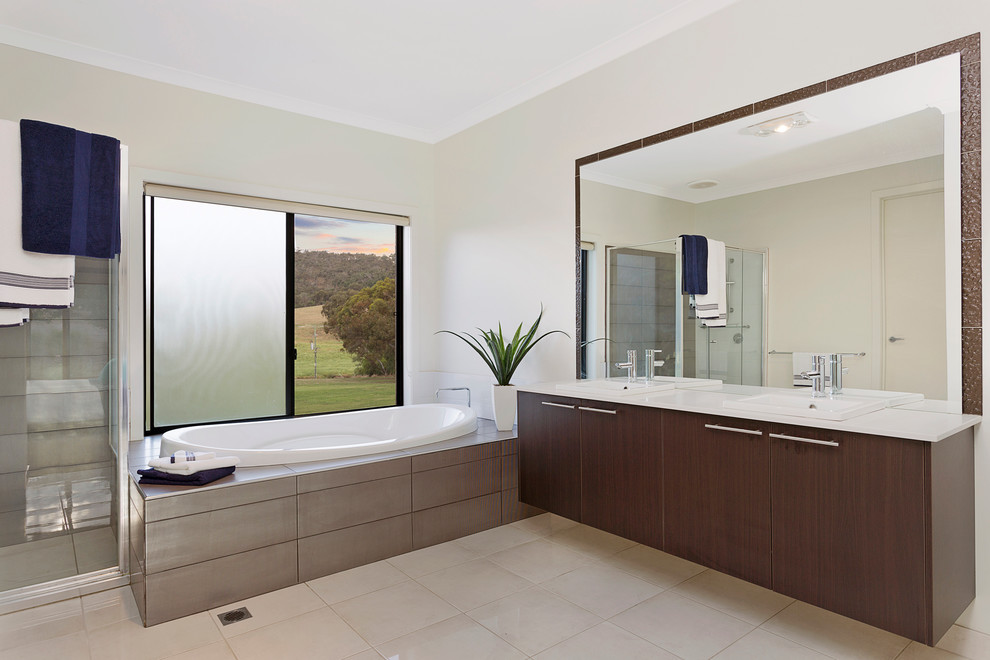 Design ideas for a contemporary master bathroom in Gold Coast - Tweed.