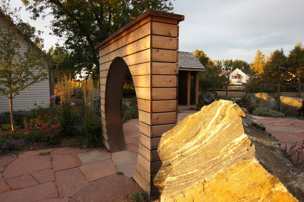 Diseño de jardín de secano campestre extra grande en patio trasero con portón y adoquines de piedra natural