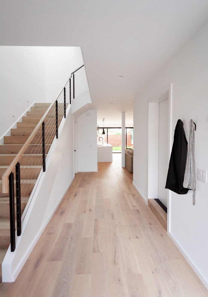 Источник вдохновения для домашнего уюта: входная дверь среднего размера в стиле модернизм с белыми стенами, светлым паркетным полом, одностворчатой входной дверью и металлической входной дверью
