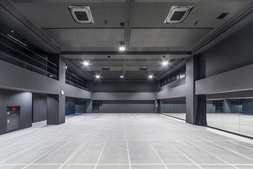 Diseño de cine en casa negro escandinavo extra grande con paredes negras, suelo de linóleo y suelo negro