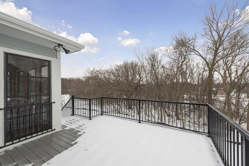 Transitional deck photo in Minneapolis