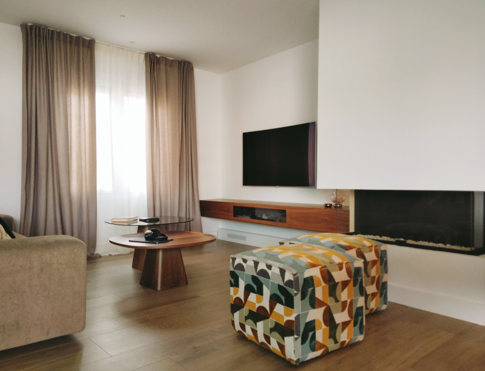Mittelgroßes, Offenes Stilmix Wohnzimmer mit weißer Wandfarbe, Porzellan-Bodenfliesen, Gaskamin, verputzter Kaminumrandung, TV-Wand, braunem Boden und Tapetenwänden in Alicante-Costa Blanca