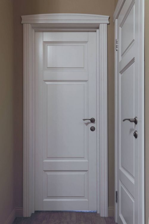 Белые двери