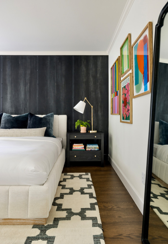 Esempio di una camera da letto classica con pareti bianche, parquet scuro, pavimento marrone e carta da parati