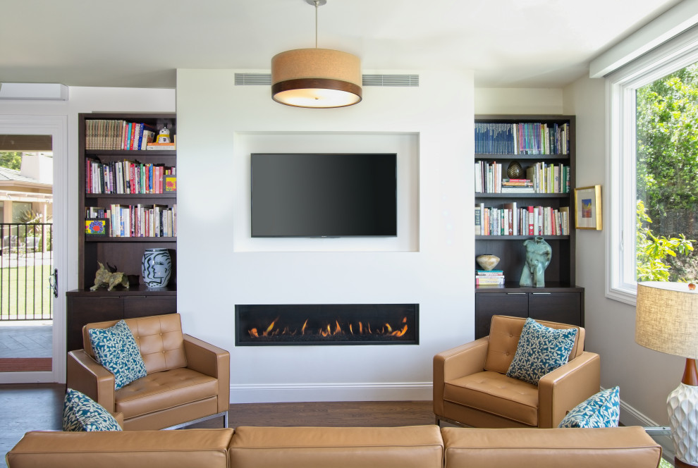 Mittelgroßes, Repräsentatives, Fernseherloses Modernes Wohnzimmer mit weißer Wandfarbe, braunem Holzboden, Kamin und Kaminumrandung aus Metall in San Francisco