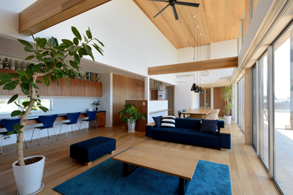 他の地域にあるモダンスタイルのおしゃれなLDK (白い壁、淡色無垢フローリング、茶色い床) の写真