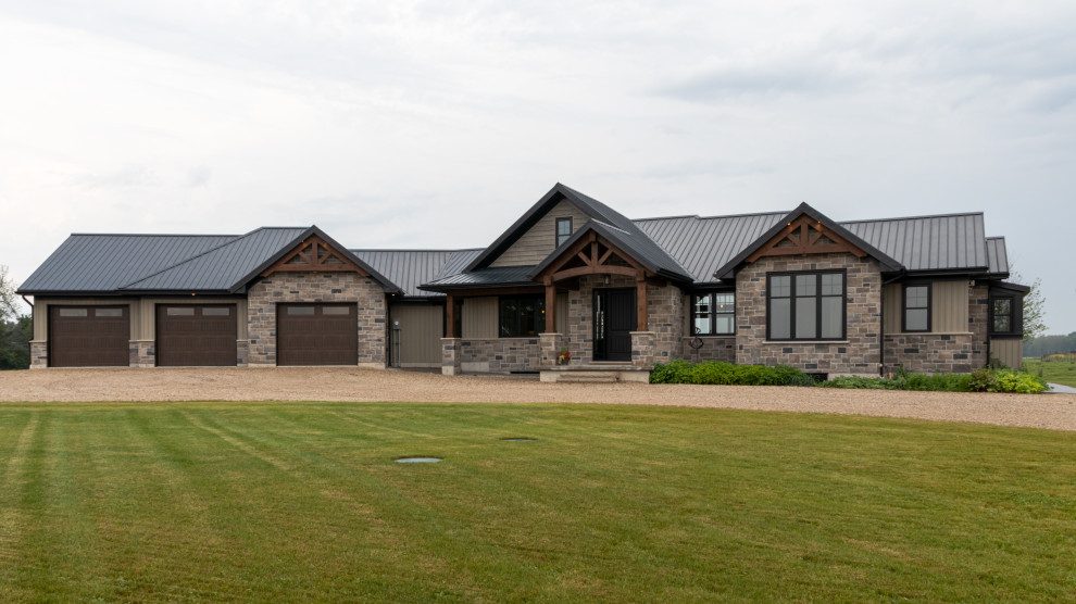 Mittelgroßes, Einstöckiges Uriges Einfamilienhaus mit Mix-Fassade, beiger Fassadenfarbe, Satteldach, Blechdach, schwarzem Dach und Wandpaneelen in Toronto