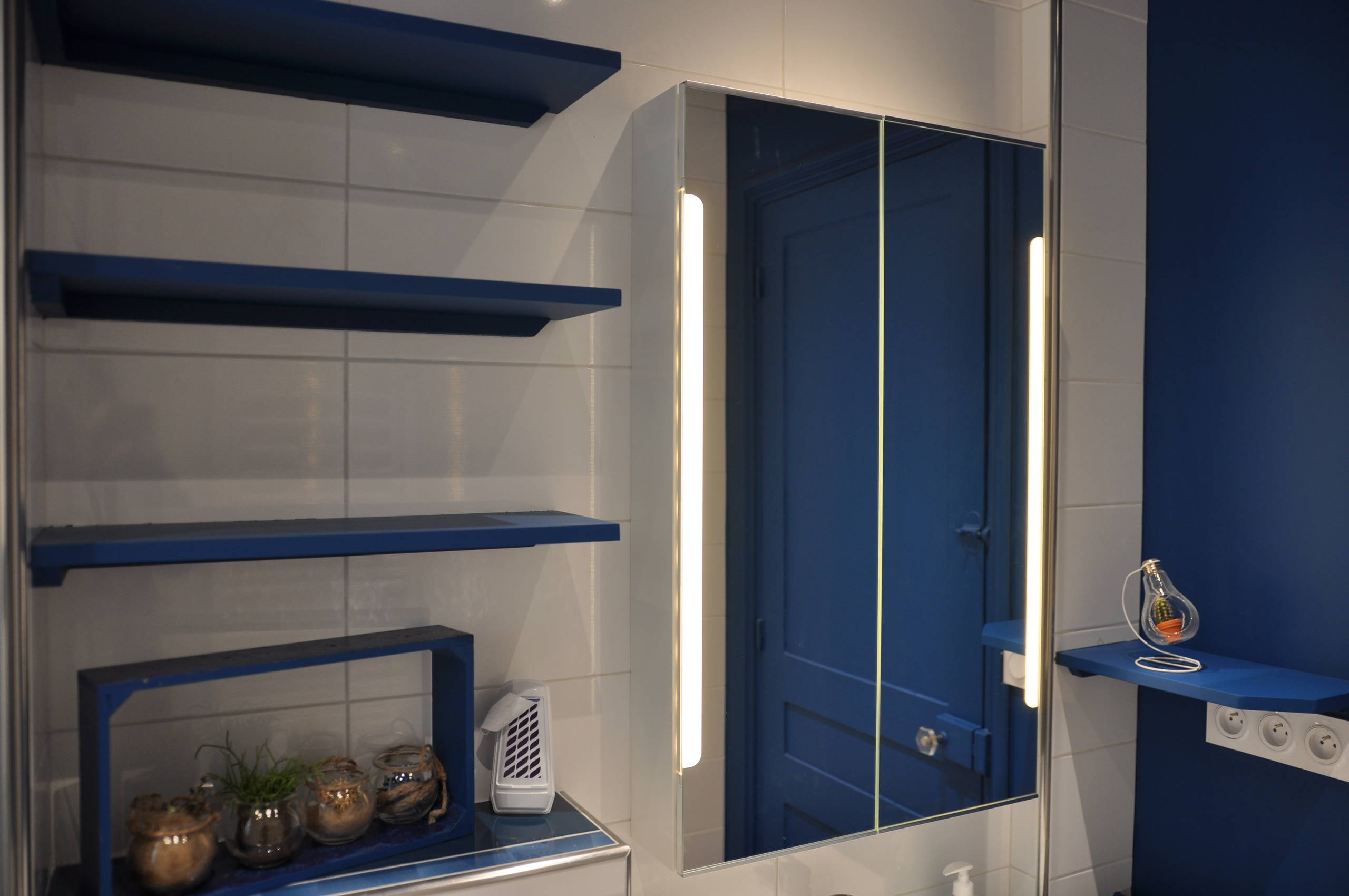 salle de bain bleu et blanc