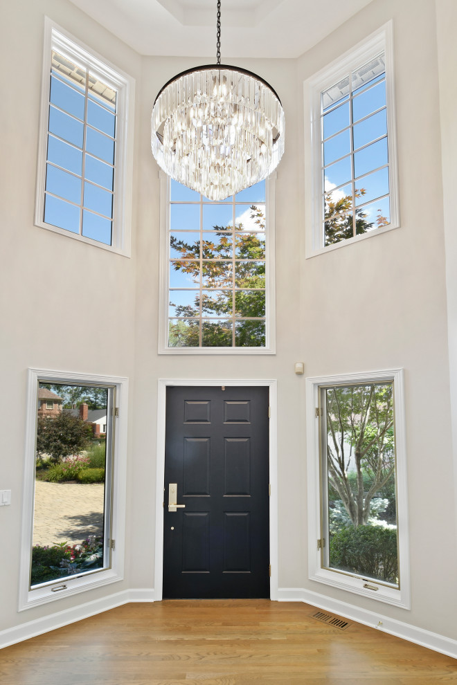 Example of a transitional home design design in Chicago