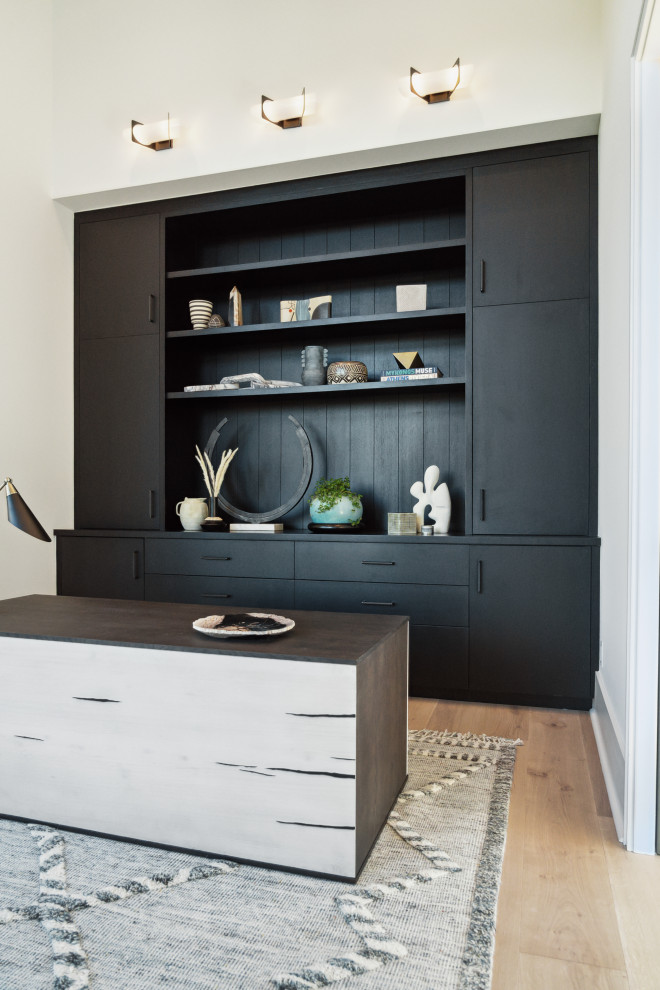 Example of a transitional home design design in Charleston