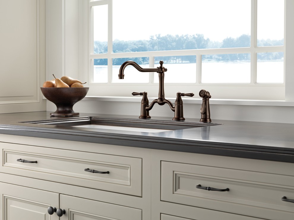 Example of a transitional kitchen design in Chicago