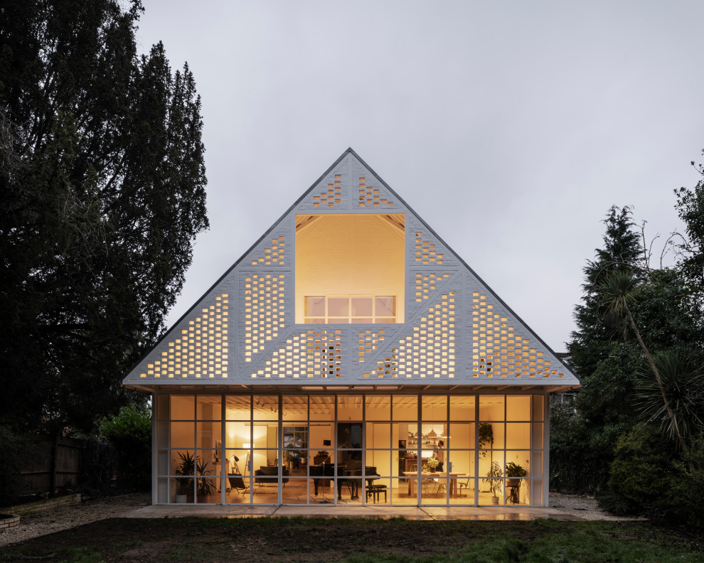 Zweistöckiges Modernes Einfamilienhaus mit weißer Fassadenfarbe und Satteldach