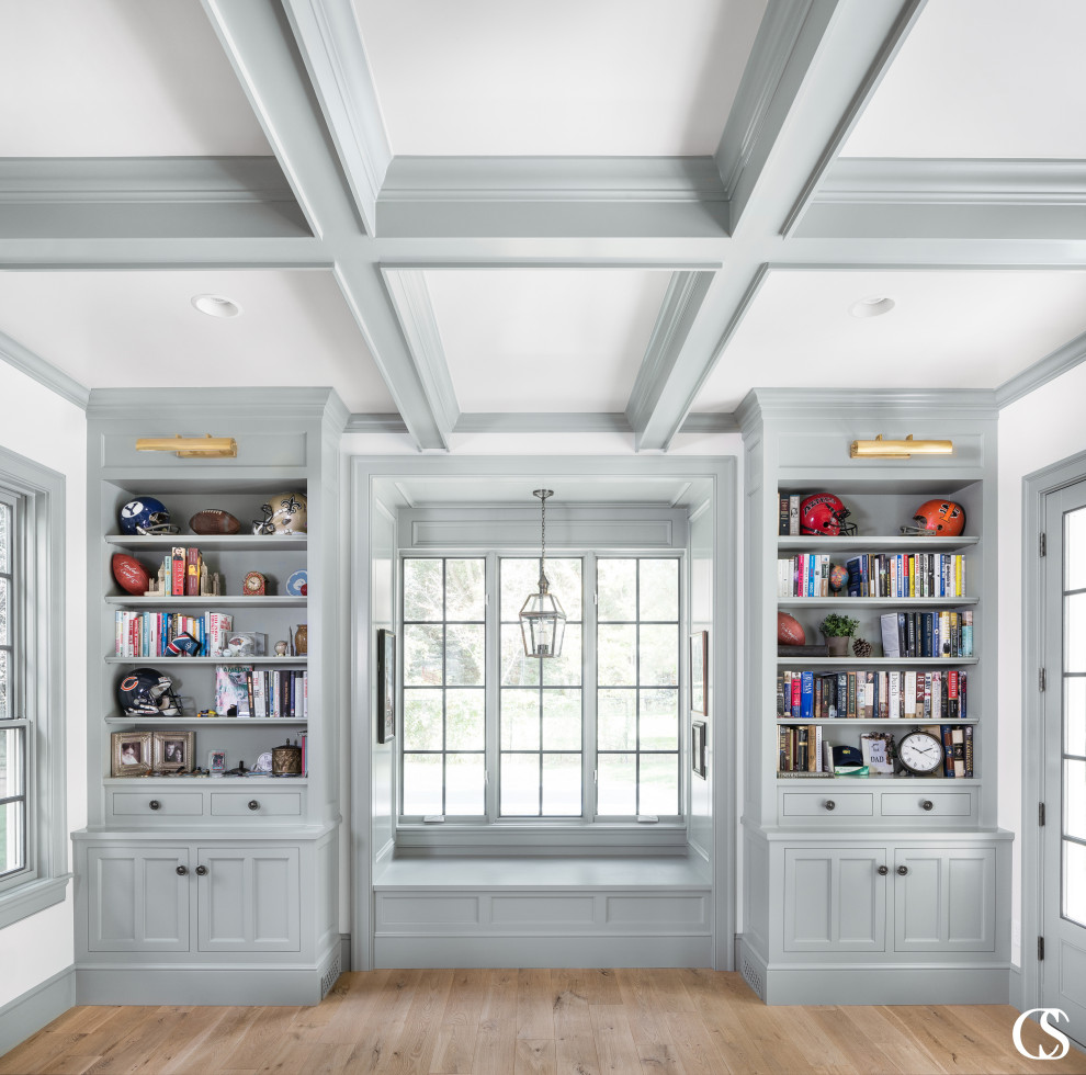Стильный дизайн: большой домашняя библиотека в классическом стиле с белыми стенами, светлым паркетным полом и кессонным потолком - последний тренд