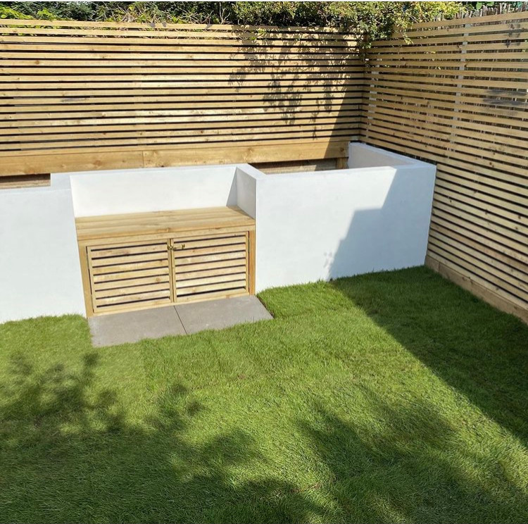 Esempio di un piccolo giardino contemporaneo esposto a mezz'ombra dietro casa in estate con pavimentazioni in pietra naturale e recinzione in legno