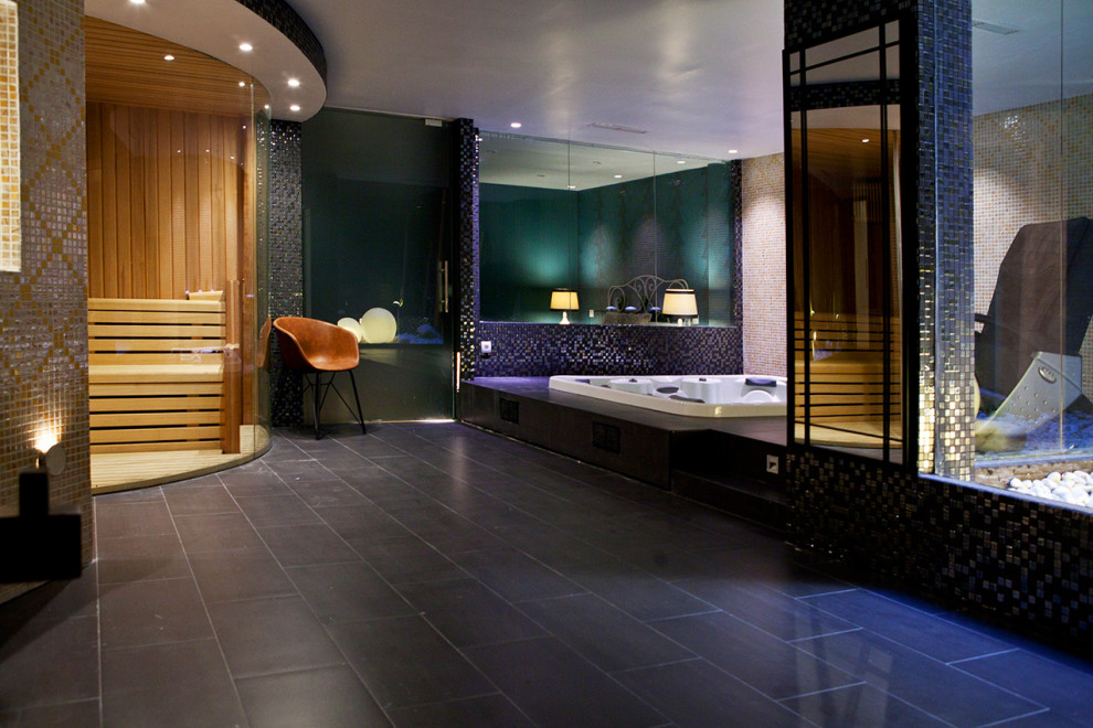 Photo of a contemporary bathroom in Madrid.