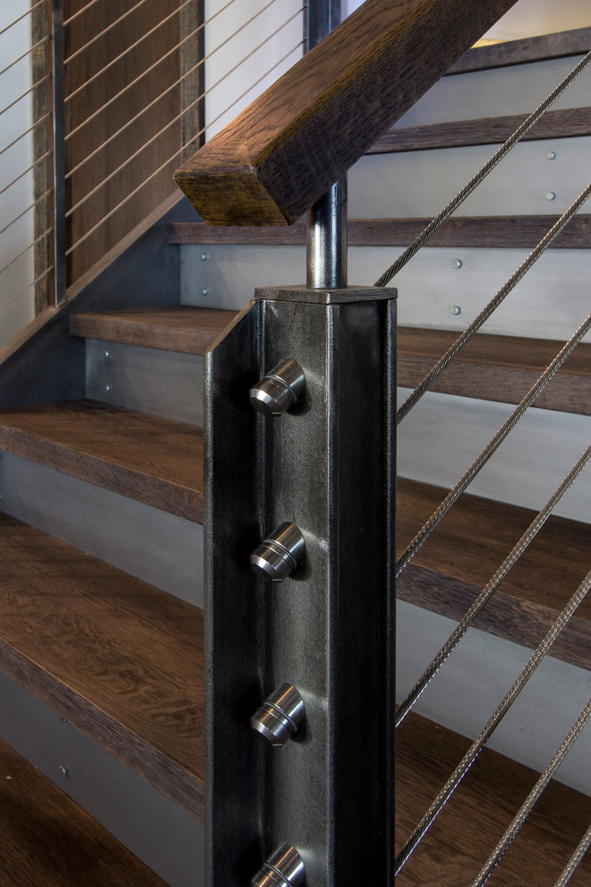 Imagen de escalera en L industrial grande con escalones de madera y contrahuellas de metal