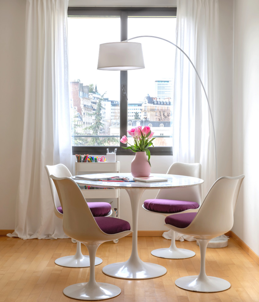 Design ideas for a contemporary dining room in Paris.