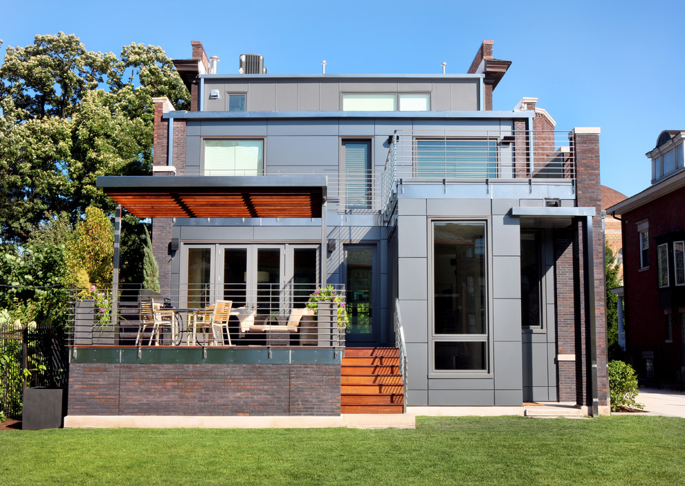 Photo of a contemporary three-storey exterior in Chicago.