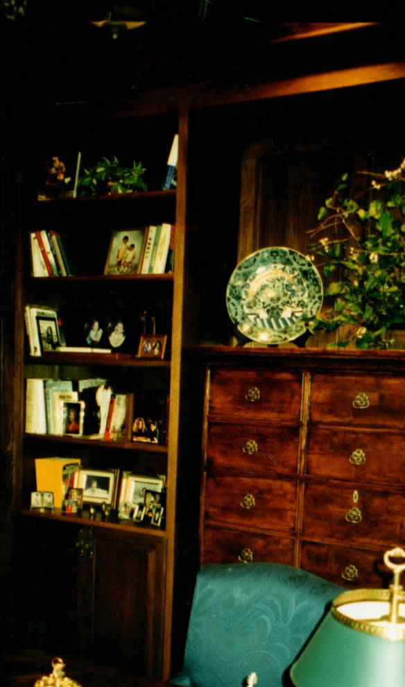 Großes Klassisches Lesezimmer mit grüner Wandfarbe, braunem Holzboden, freistehendem Schreibtisch, braunem Boden und vertäfelten Wänden in Sonstige