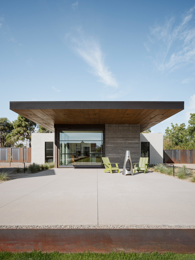 Kleines, Einstöckiges Modernes Tiny House mit Betonfassade und Flachdach in Phoenix