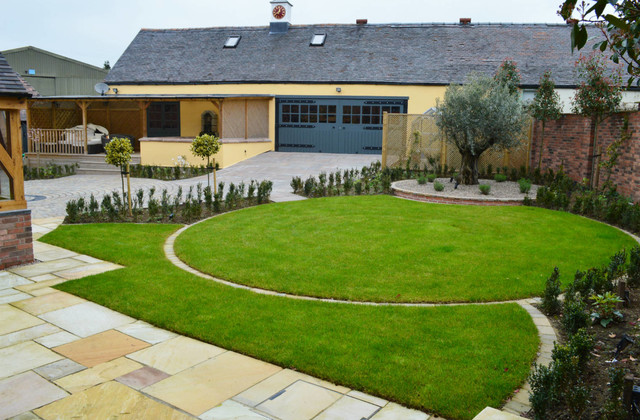 Traditional Courtyard Garden klassisk-hus-og-facade