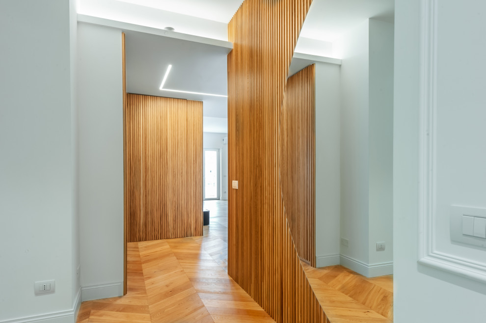 Пример оригинального дизайна: большой коридор в стиле модернизм с светлым паркетным полом и деревянными стенами