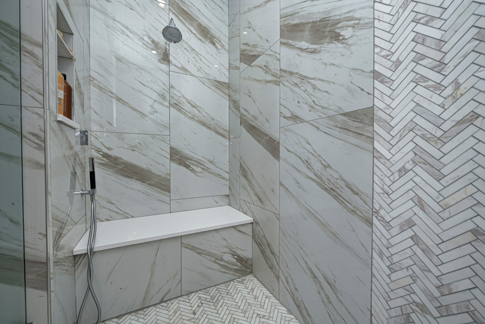 Immagine di una stanza da bagno padronale contemporanea di medie dimensioni con vasca/doccia e panca da doccia