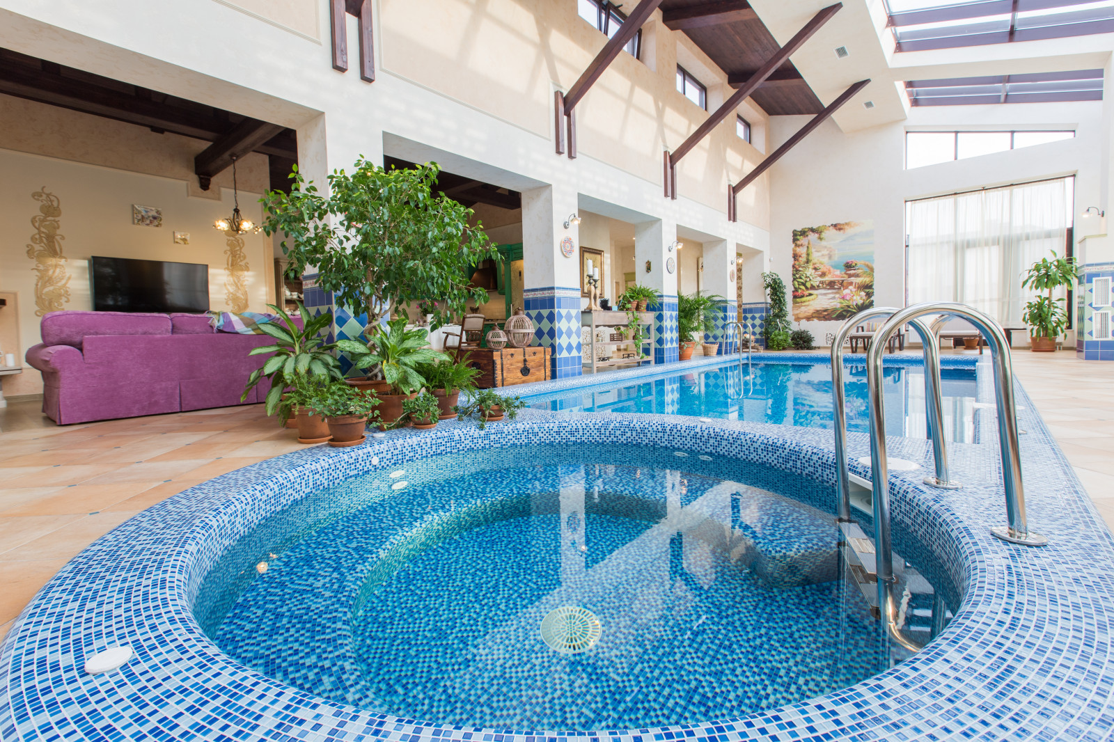 Интерьер гостевого дома в стиле Прованс. Интерьер бассейна (150 кв м)