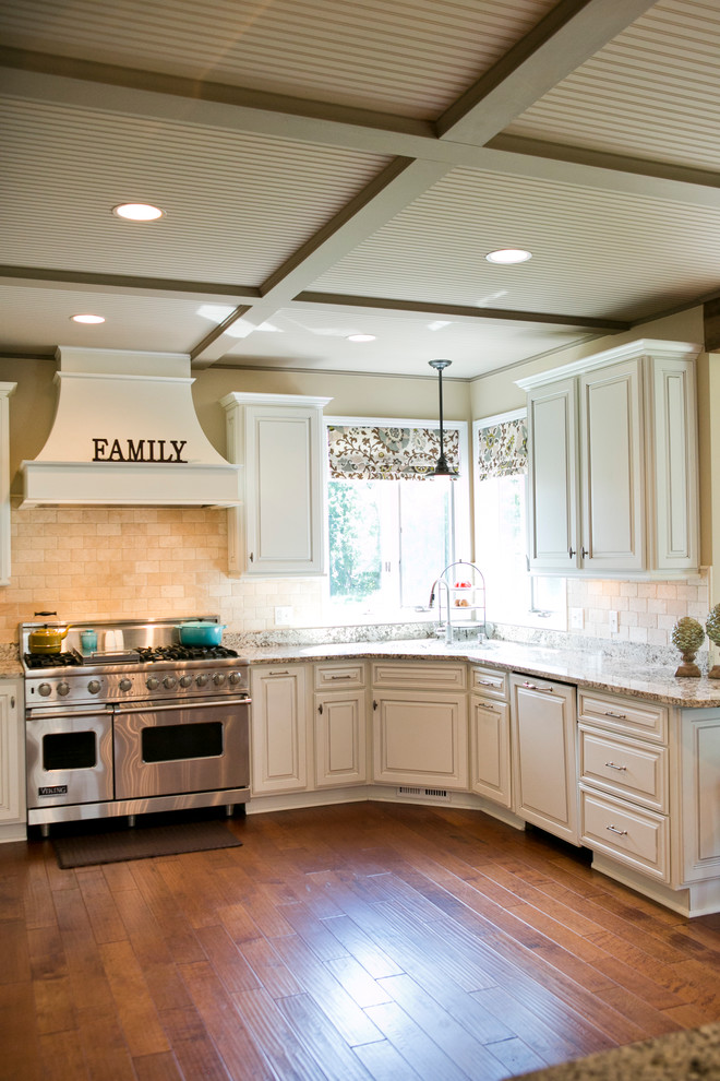 Example of a transitional kitchen design in Chicago