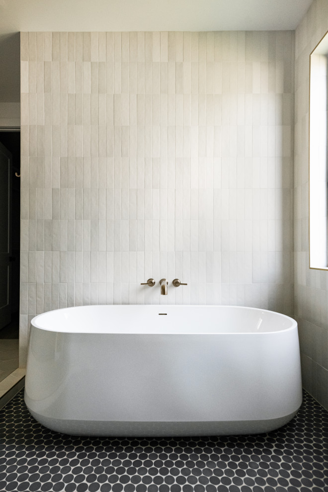Стильный дизайн: большой главный совмещенный санузел в стиле неоклассика (современная классика) с отдельно стоящей ванной, душем над ванной, белой плиткой, керамической плиткой, белыми стенами, полом из керамогранита, зеленым полом и открытым душем - последний тренд