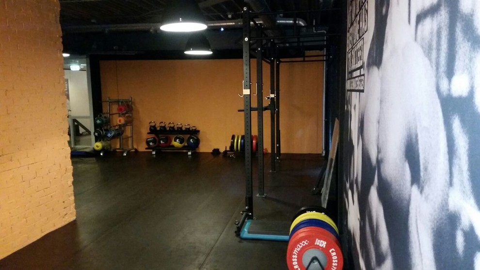 This is an example of a small industrial home weight room in Amsterdam.