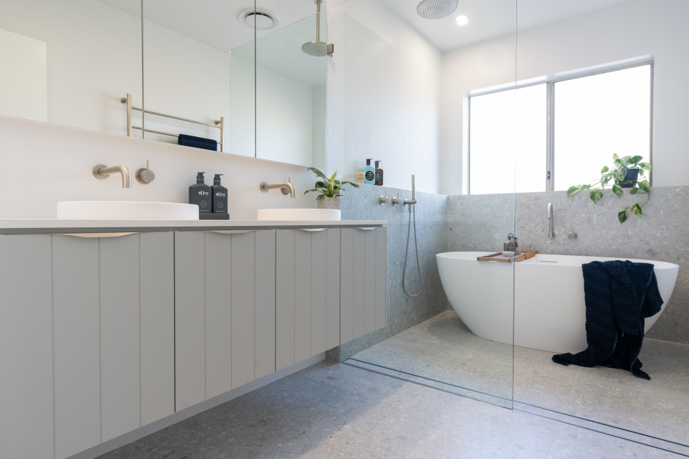 Inspiration for a contemporary bathroom remodel in Canberra - Queanbeyan