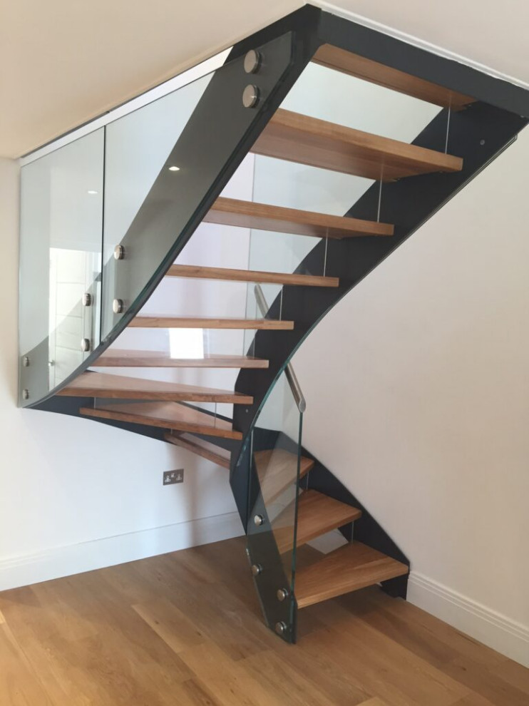 Modelo de escalera en U moderna de tamaño medio con escalones de madera, contrahuellas de vidrio y barandilla de vidrio