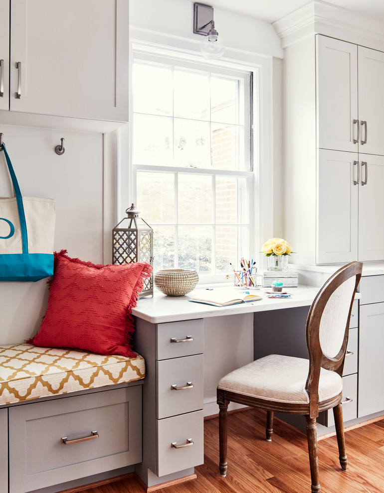 Enclosed kitchen - mid-sized transitional u-shaped medium tone wood floor and brown floor enclosed kitchen idea with an undermount sink, shaker cabinets, gray cabinets, quartz countertops, multicolored backsplash, glass sheet backsplash, stainless steel appliances, an island and white countertops