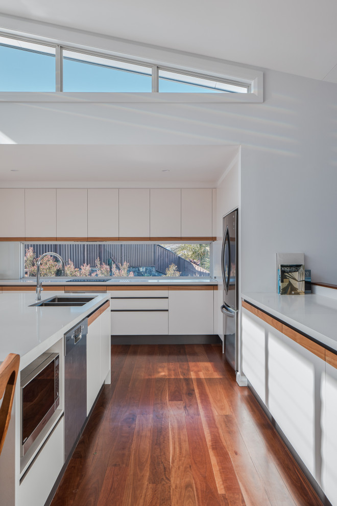 Moderne Küche mit weißer Arbeitsplatte in Sydney