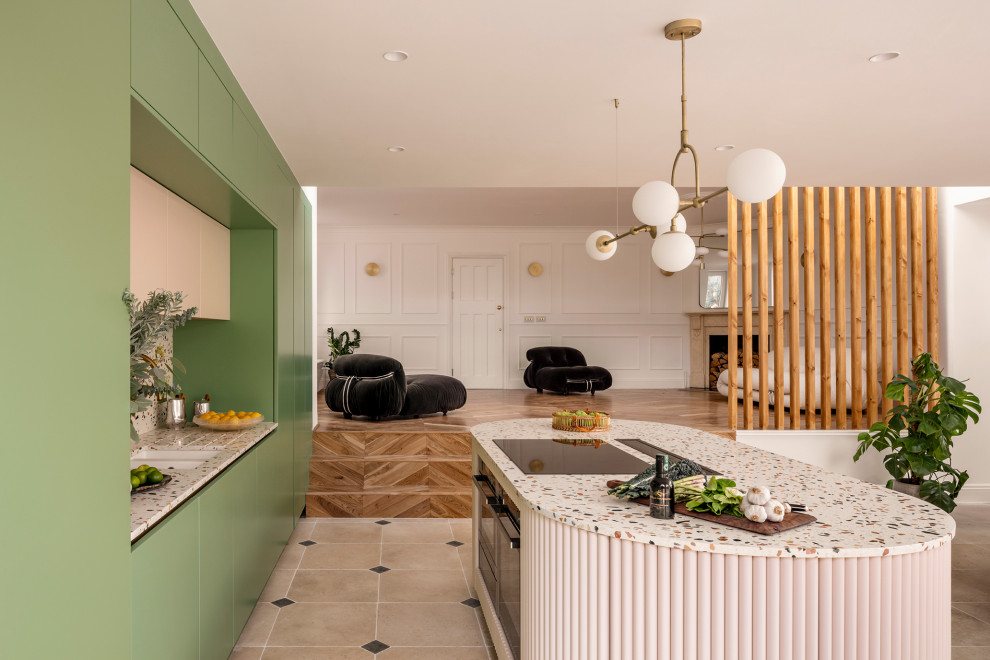 Свежая идея для дизайна: прямая кухня-гостиная среднего размера в современном стиле с врезной мойкой, плоскими фасадами, зелеными фасадами, столешницей терраццо, разноцветным фартуком, техникой из нержавеющей стали, полом из известняка, островом и разноцветной столешницей - отличное фото интерьера