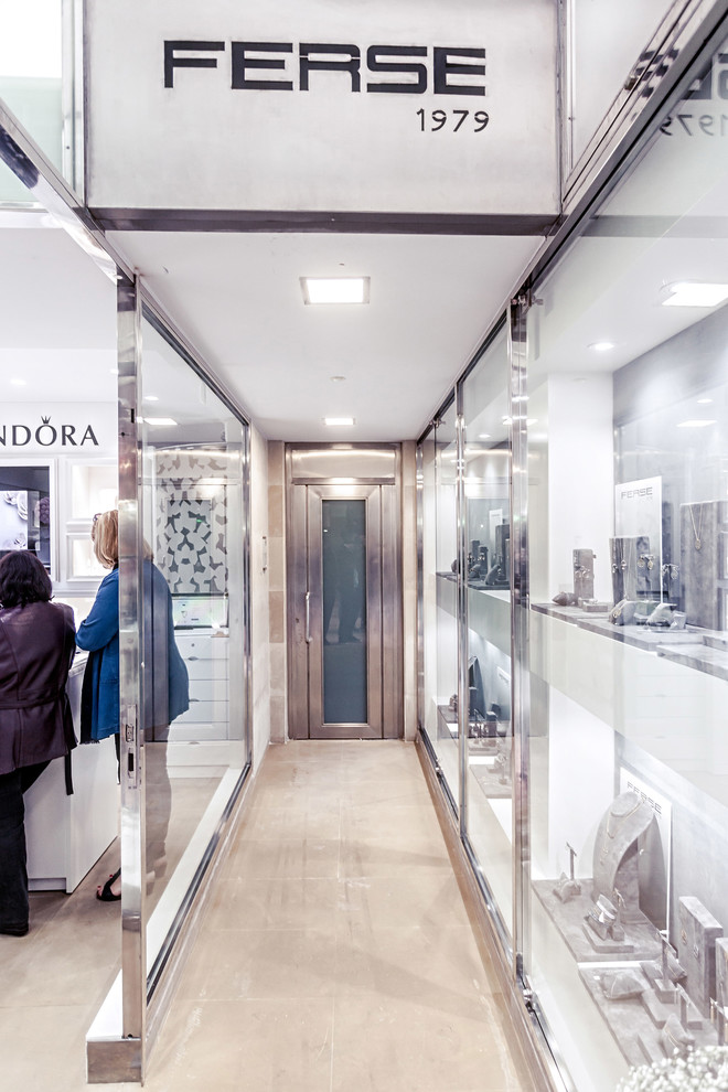 El antes y el despues de un local comercial Antes Zapateria  Ahora Joyeria.
