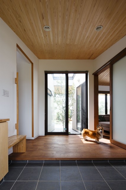 庭と繋がるテラスハウス moderno-ingresso