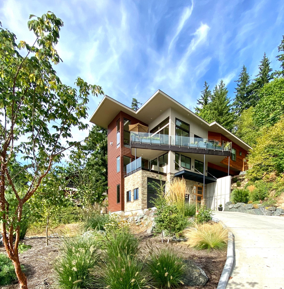 シアトルにある高級な中くらいなコンテンポラリースタイルのおしゃれな家の外観 (混合材サイディング、緑化屋根) の写真