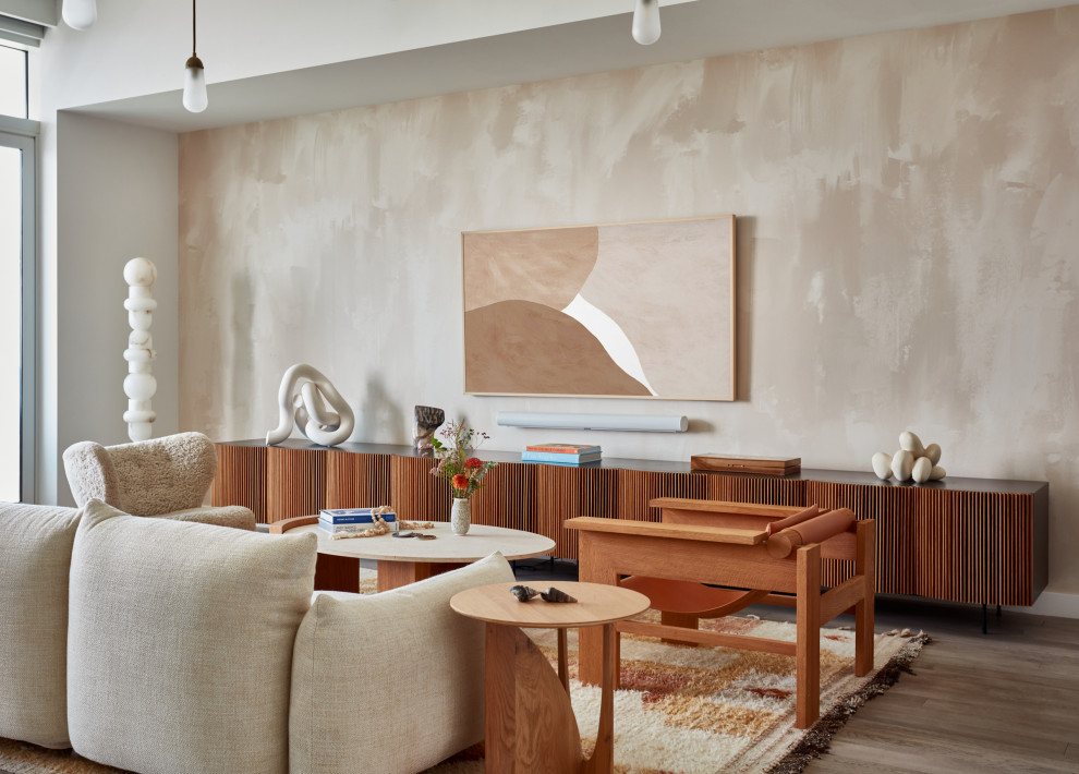 Nordisches Wohnzimmer mit beiger Wandfarbe, braunem Holzboden, TV-Wand und Tapetenwänden in Los Angeles