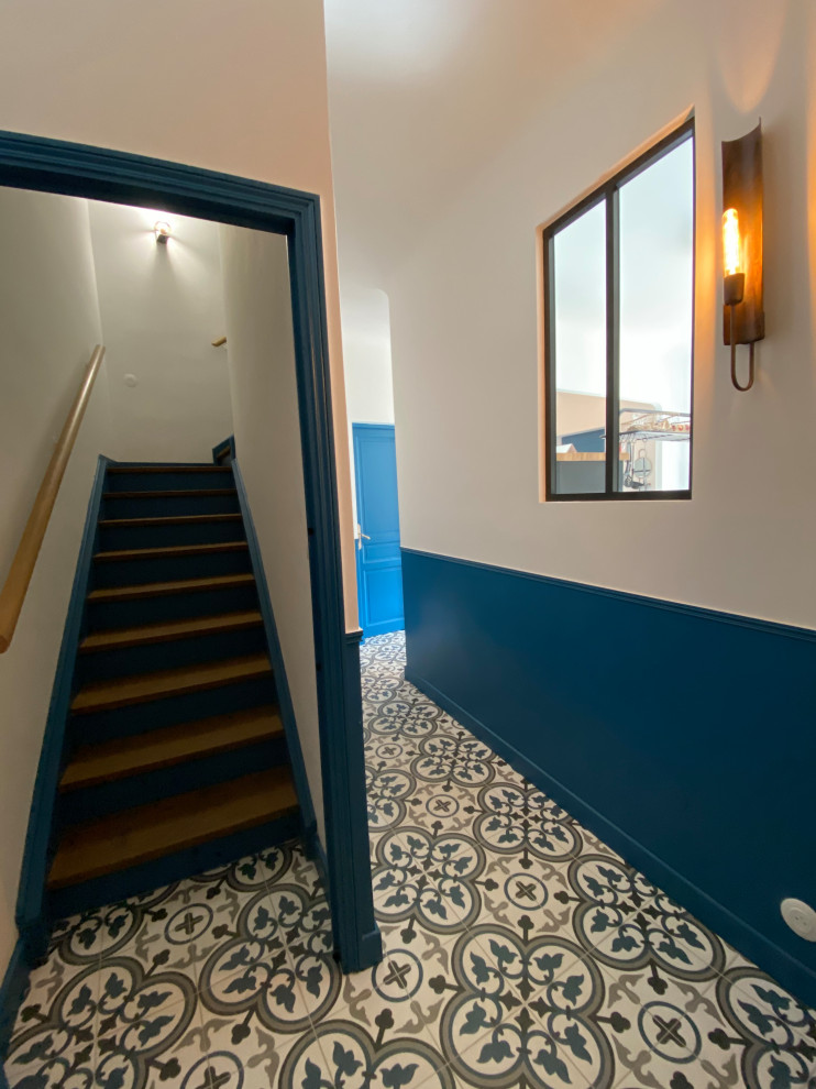 Modelo de recibidores y pasillos retro de tamaño medio con suelo de baldosas de cerámica y suelo multicolor