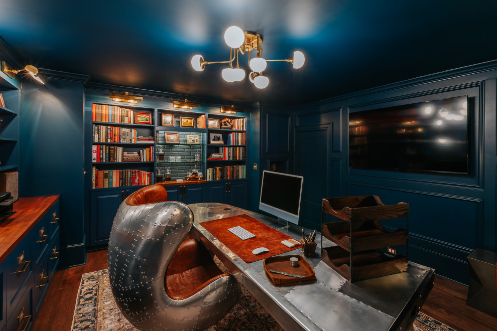 Foto de despacho bohemio de tamaño medio con paredes azules, suelo de madera en tonos medios, escritorio independiente y suelo marrón