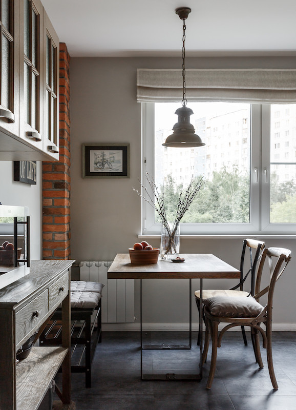 Design ideas for a small industrial dining room in Moscow.