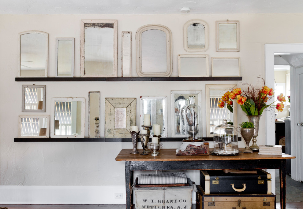 Cottage chic home design photo in New York